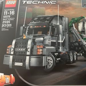 NEW in box! LEGO Technic Mack Anthem 42078 Semi Truck Building Kit